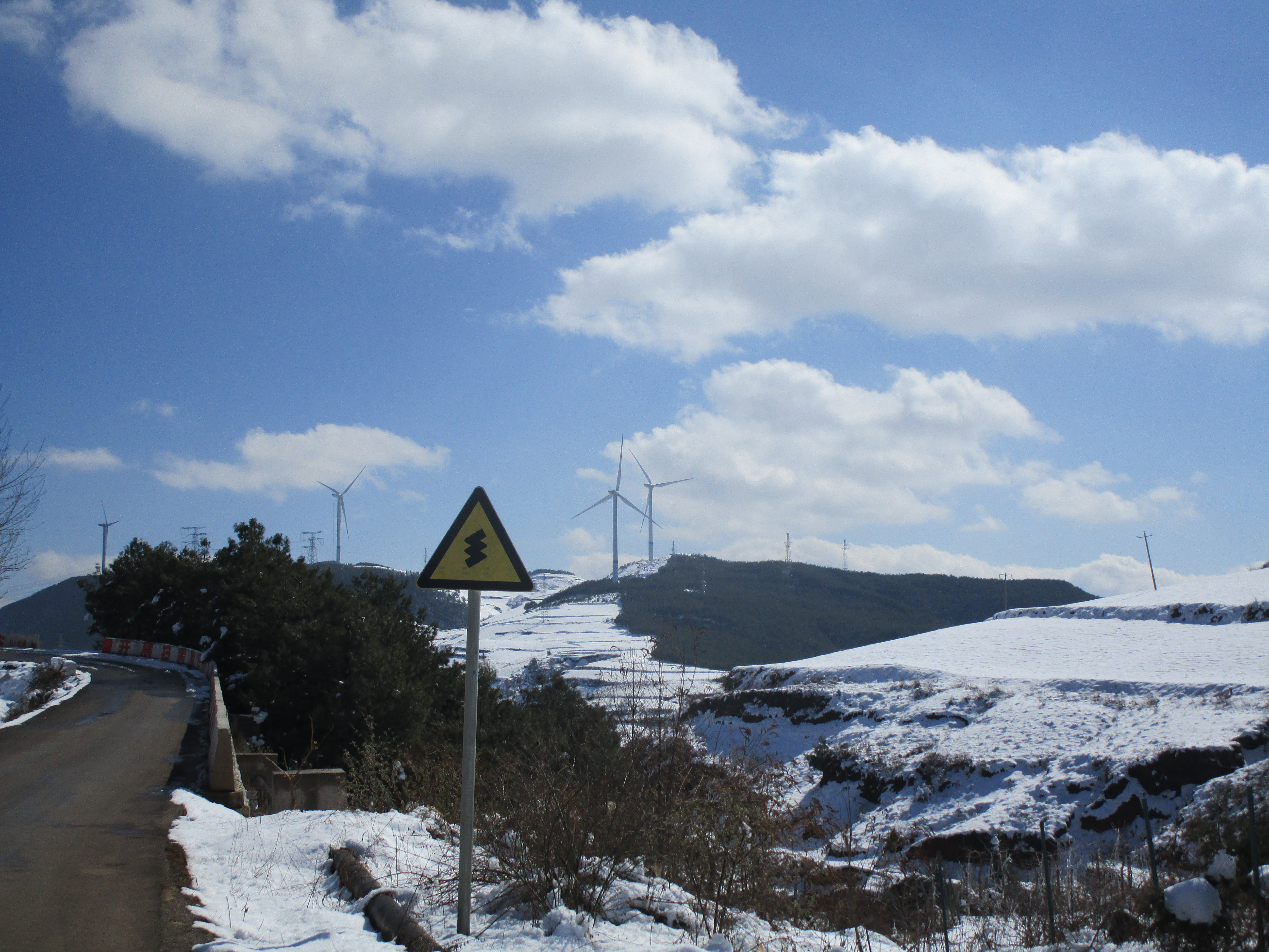 相当于58层住宅楼的高度；三片叶片各长147米