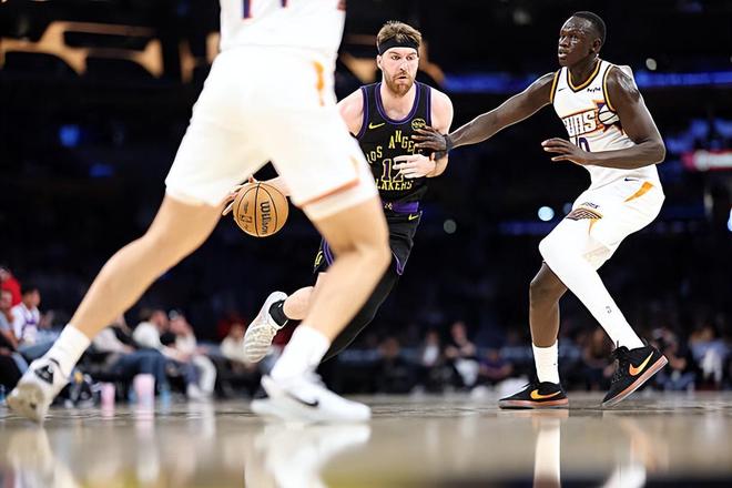 湖人轻取爵士锁定西部第四 蒂米首秀展现潜力