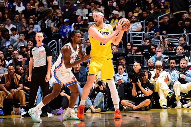 湖人轻取爵士锁定西部第四 蒂米首秀展现潜力