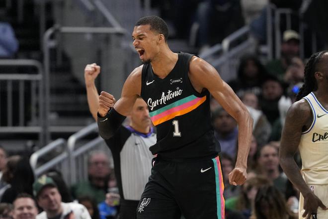 文班亚马季后赛首秀轰35+5创历史纪录 马刺7年重