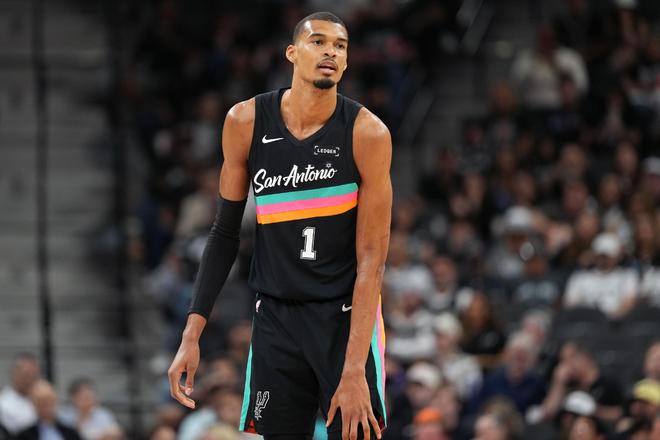 文班亚马季后赛首秀轰35+5创历史纪录 马刺7年重