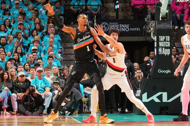 文班亚马季后赛首秀轰35+5创历史纪录 马刺7年重