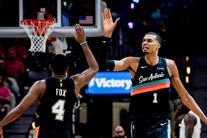 文班亚马季后赛首秀轰35+5创历史纪录 马刺7年重