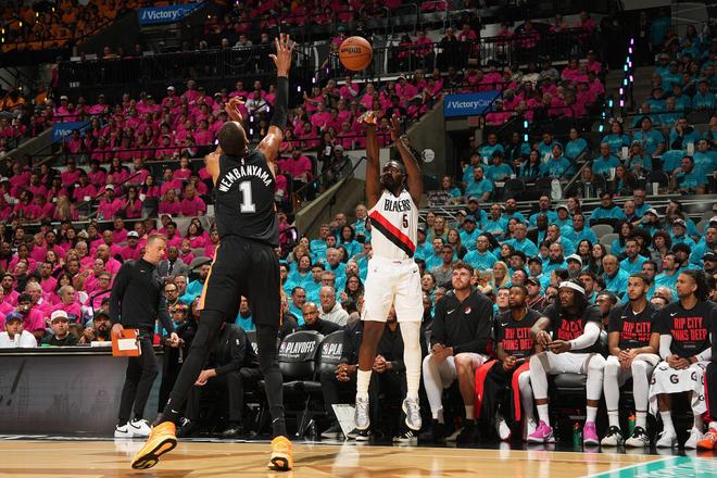 文班亚马季后赛首秀轰35+5创历史纪录 马刺7年重