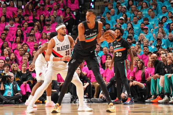 文班亚马季后赛首秀轰35+5创历史纪录 马刺7年重